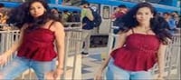మెట్రోలో డ్యాన్స్ ఇరగదీసిన కుర్రది.. వైరల్..